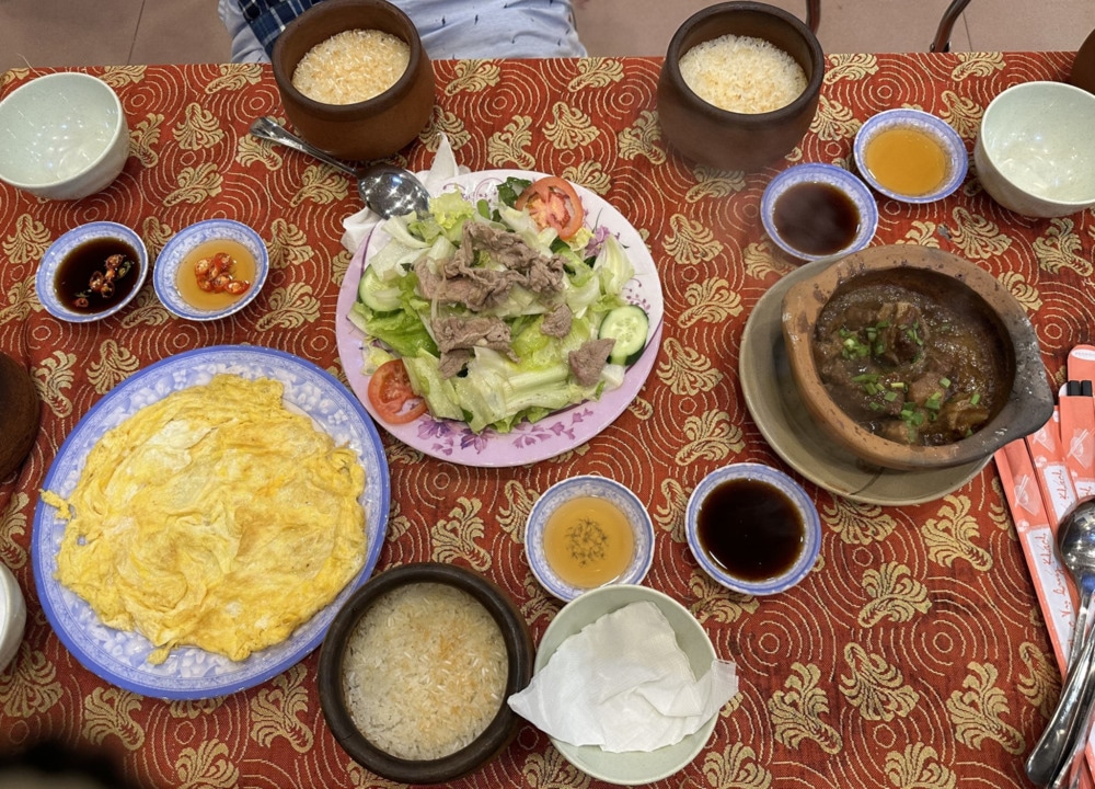Cơm niêu Đà Lạt ăn kèm với trứng chiên, thịt kho, salad, v.v.
